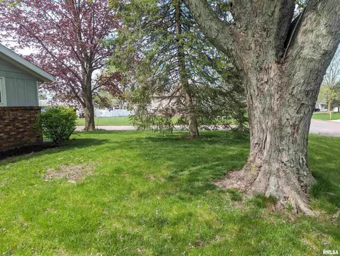 Exterior - 2274 Robin Rd, Washington, IL 61571 photo 9 of 15