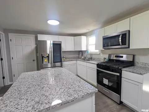 Kitchen - 2274 Robin Rd, Washington, IL 61571 photo 8 of 9