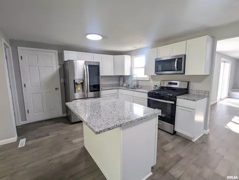Kitchen - 2274 Robin Rd, Washington, IL 61571 photo 3 of 9