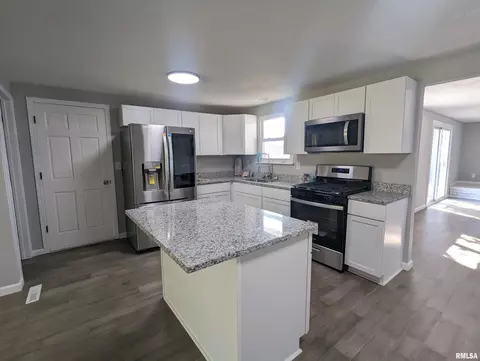 Kitchen - 2274 Robin Rd, Washington, IL 61571 photo 4 of 9