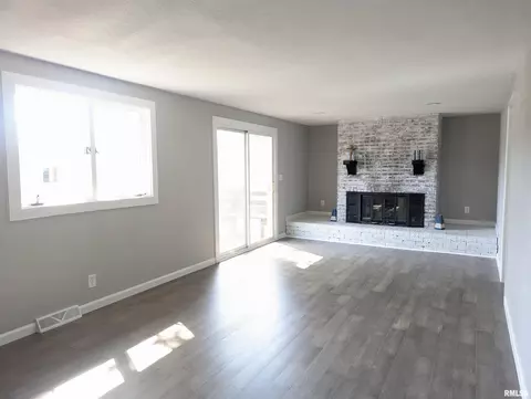 Living - 2274 Robin Rd, Washington, IL 61571 photo 3 of 5