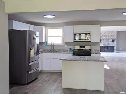 Kitchen - 2274 Robin Rd, Washington, IL 61571 photo 2 of 9