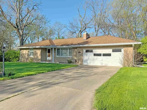 4609 N Clarewood Ave, Peoria, IL 61614
