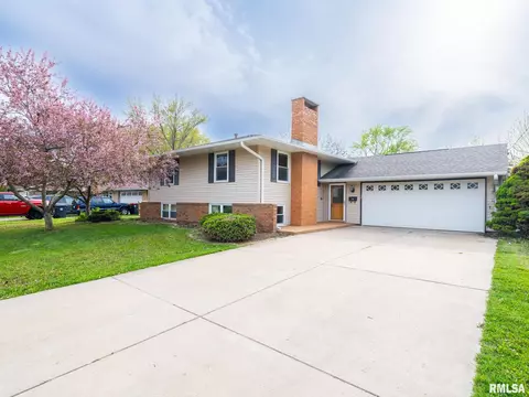 1701 Deppert Dr, Pekin, IL 61554