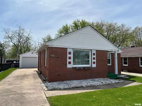 1024 E War Memorial Dr, Peoria Heights, IL 61616