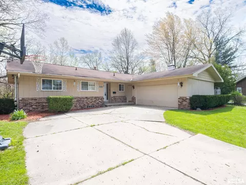 2901 W Kingston Ct, Peoria, IL 61604