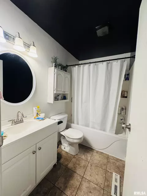 Bath - 623 S Clay St, Macomb, IL 61455 photo 2 of 2