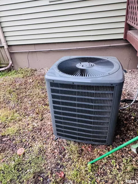 Exterior - 623 S Clay St, Macomb, IL 61455 photo 10 of 12