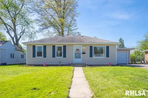 2112 W Arrowhead Ln, Peoria, IL 61604
