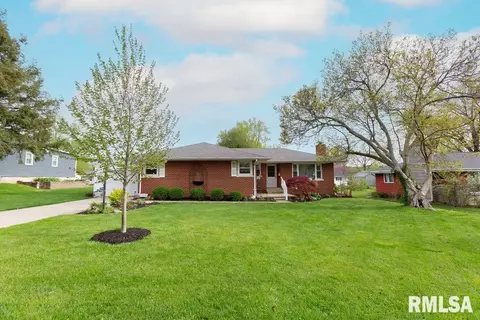 510 W Maple Dr, Eureka, IL 61530