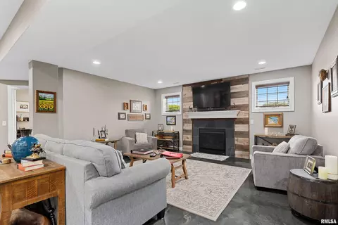 Living - 3 Olivia Ct, Metamora, IL 61548 photo 9 of 11