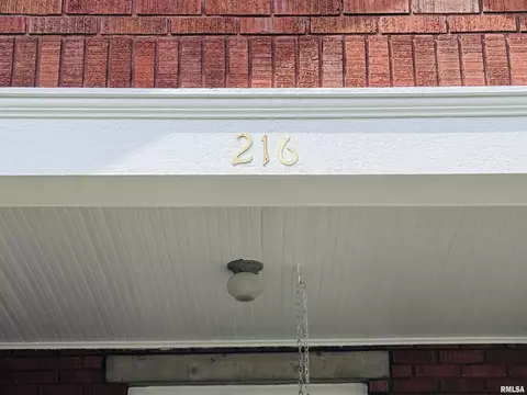 216 E Pierce St, Macomb, IL 61455 photo 2