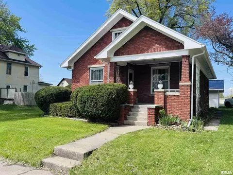 216 E Pierce St, Macomb, IL 61455