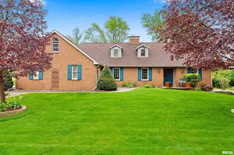 4 Winged Foot Dr, Pekin, IL 61554