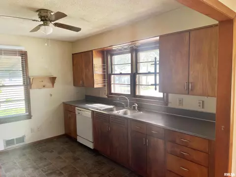 443 E Gridley St, Bushnell, IL 61422 photo 6