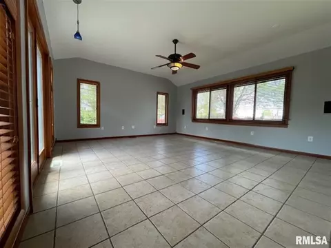 1118 Bobby Ave, Macomb, IL 61455 photo 3