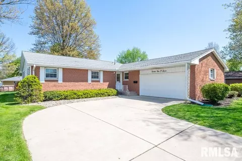 2407 W Wagner Ln, Peoria, IL 61615