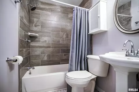 Bath - 208 E Pine St, Metamora, IL 61548 photo 1 of 5