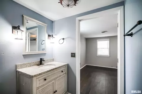 Bath - 208 E Pine St, Metamora, IL 61548 photo 5 of 5