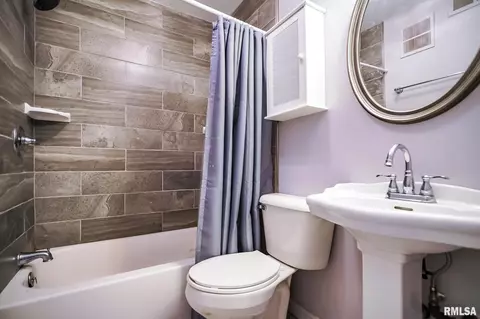 Bath - 208 E Pine St, Metamora, IL 61548 photo 2 of 5