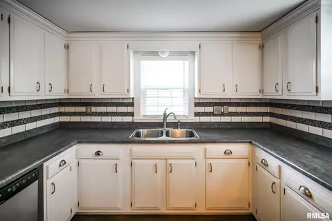 Kitchen - 208 E Pine St, Metamora, IL 61548 photo 12 of 13