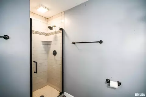 Bath - 208 E Pine St, Metamora, IL 61548 photo 4 of 5