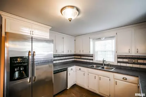 Kitchen - 208 E Pine St, Metamora, IL 61548 photo 8 of 13
