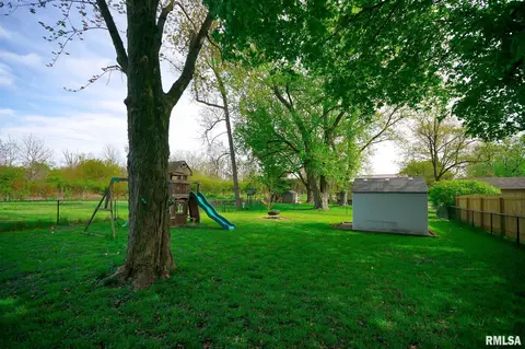 Exterior - 208 E Pine St, Metamora, IL 61548 photo 8 of 15