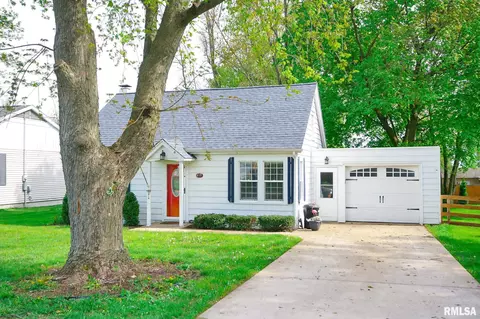 Exterior - 208 E Pine St, Metamora, IL 61548 photo 4 of 15