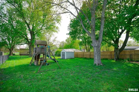 Exterior - 208 E Pine St, Metamora, IL 61548 photo 9 of 15