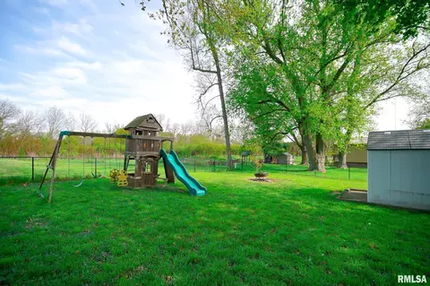 Exterior - 208 E Pine St, Metamora, IL 61548 photo 10 of 15