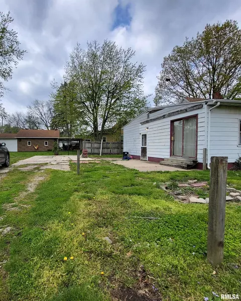 1058 Elm St, Canton, IL 61520 photo 4