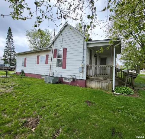 1058 Elm St, Canton, IL 61520 photo 2