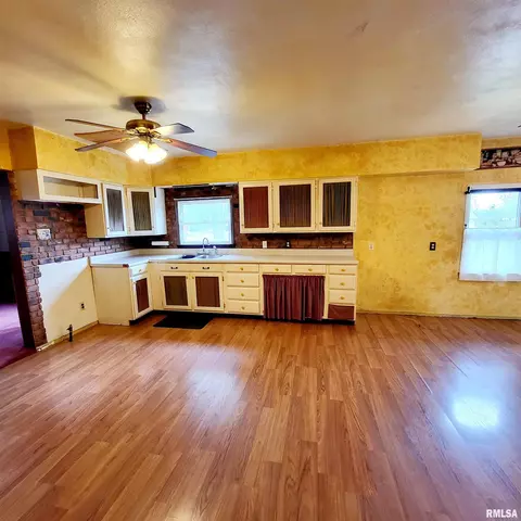1058 Elm St, Canton, IL 61520 photo 13