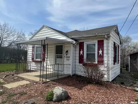 1252 N Main St, Lewistown, IL 61542