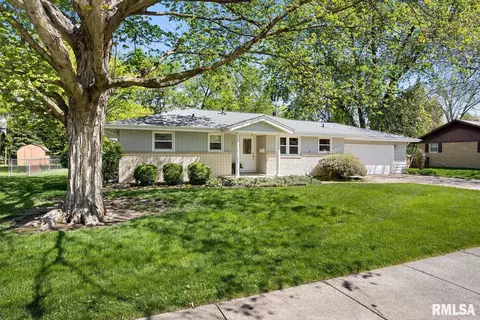 319 E Greenwood St, Morton, IL 61550