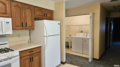 1671 E Myrtle St, Canton, IL 61520 photo 7