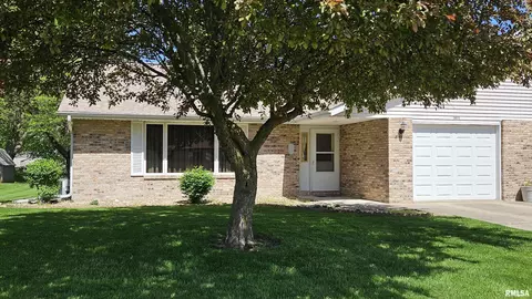 1671 E Myrtle St, Canton, IL 61520