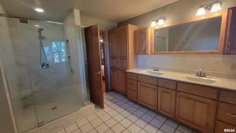 Bath - 1403 Carolbeth Ave, Macomb, IL 61455 photo 1 of 1
