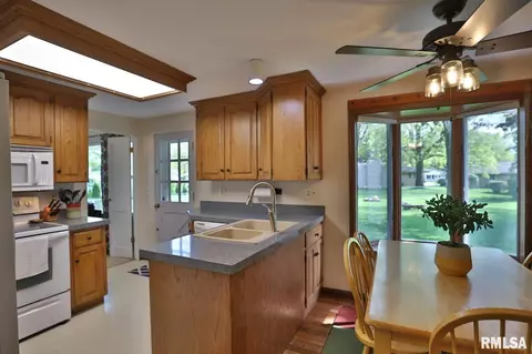 Kitchen - 412 Edgewood St, Morton, IL 61550 photo 1 of 3