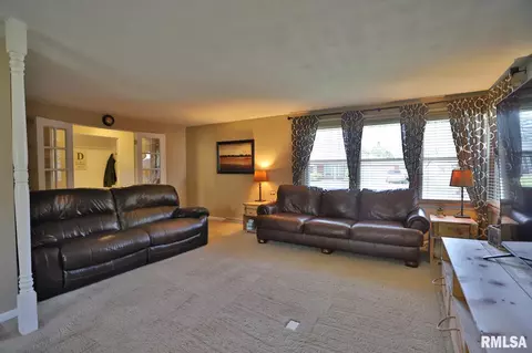 Living - 412 Edgewood St, Morton, IL 61550 photo 1 of 6