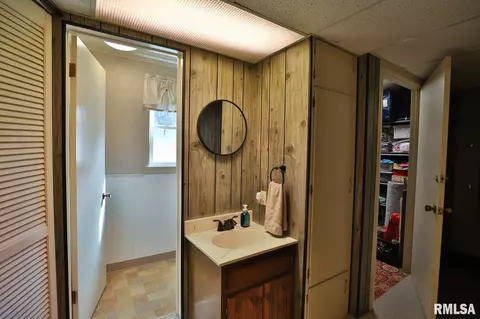 Bath - 412 Edgewood St, Morton, IL 61550 photo 5 of 6