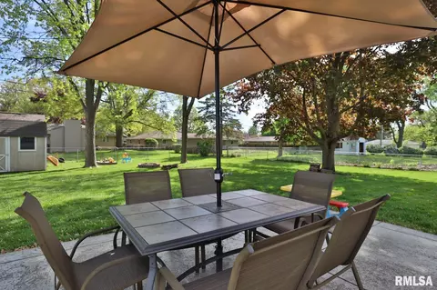 Exterior - 412 Edgewood St, Morton, IL 61550 photo 6 of 11
