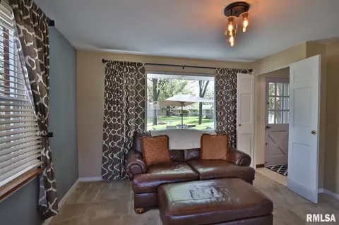 Living - 412 Edgewood St, Morton, IL 61550 photo 6 of 6