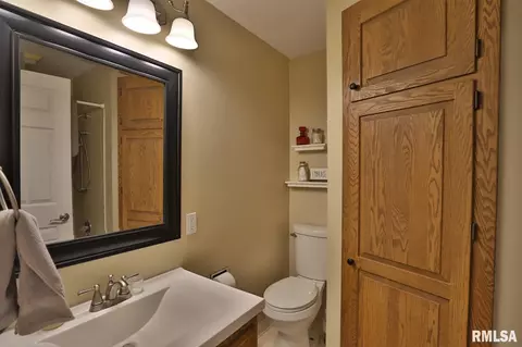 Bath - 412 Edgewood St, Morton, IL 61550 photo 1 of 6
