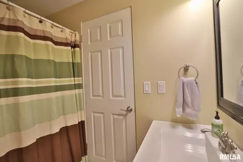 Bath - 412 Edgewood St, Morton, IL 61550 photo 2 of 6