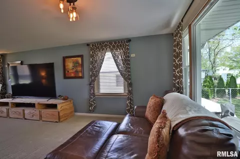 Living - 412 Edgewood St, Morton, IL 61550 photo 5 of 6