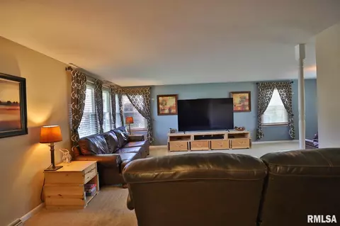 Living - 412 Edgewood St, Morton, IL 61550 photo 2 of 6