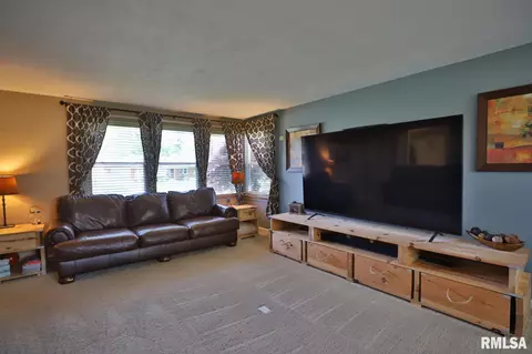 Living - 412 Edgewood St, Morton, IL 61550 photo 4 of 6