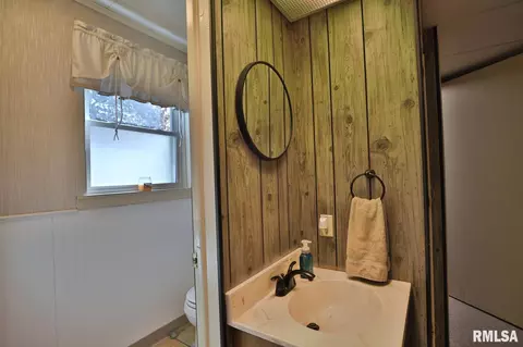 Bath - 412 Edgewood St, Morton, IL 61550 photo 6 of 6